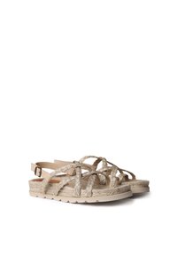 Beige espadrilky s křížovými pletenými pásky, měkkou texturovanou stélkou a flexibilní podrážkou. Nastavitelná spona pro dokonalé padnutí.
