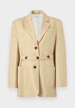 Blazer beige a medida con solapas de muesca, cierre frontal de botones, cinturón a juego con botones y dos grandes bolsillos parche.