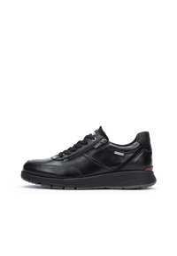 Zapatillas de cuero negro con un diseño elegante, que cuentan con un cierre de cordones en la parte delantera, cremallera lateral y una suela texturizada para mayor agarre.