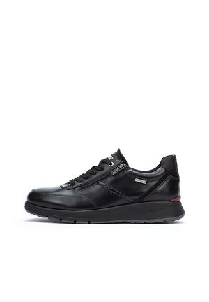 Zapatillas de cuero negro con un diseño elegante, que cuentan con un cierre de cordones en la parte delantera, cremallera lateral y una suela texturizada para mayor agarre.
