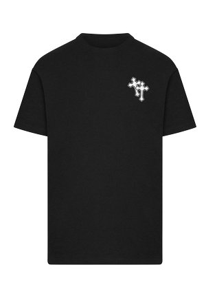 Czarna koszulka z bawełny, z małym wyszywanym wzorem w białym kolorze na lewej stronie klatki piersiowej. Krótkie rękawy i okrągły dekolt.