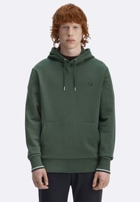 Felpa verde con cappuccio, tasca frontale e polsini a costine con un piccolo logo. Texture liscia e design minimalista.