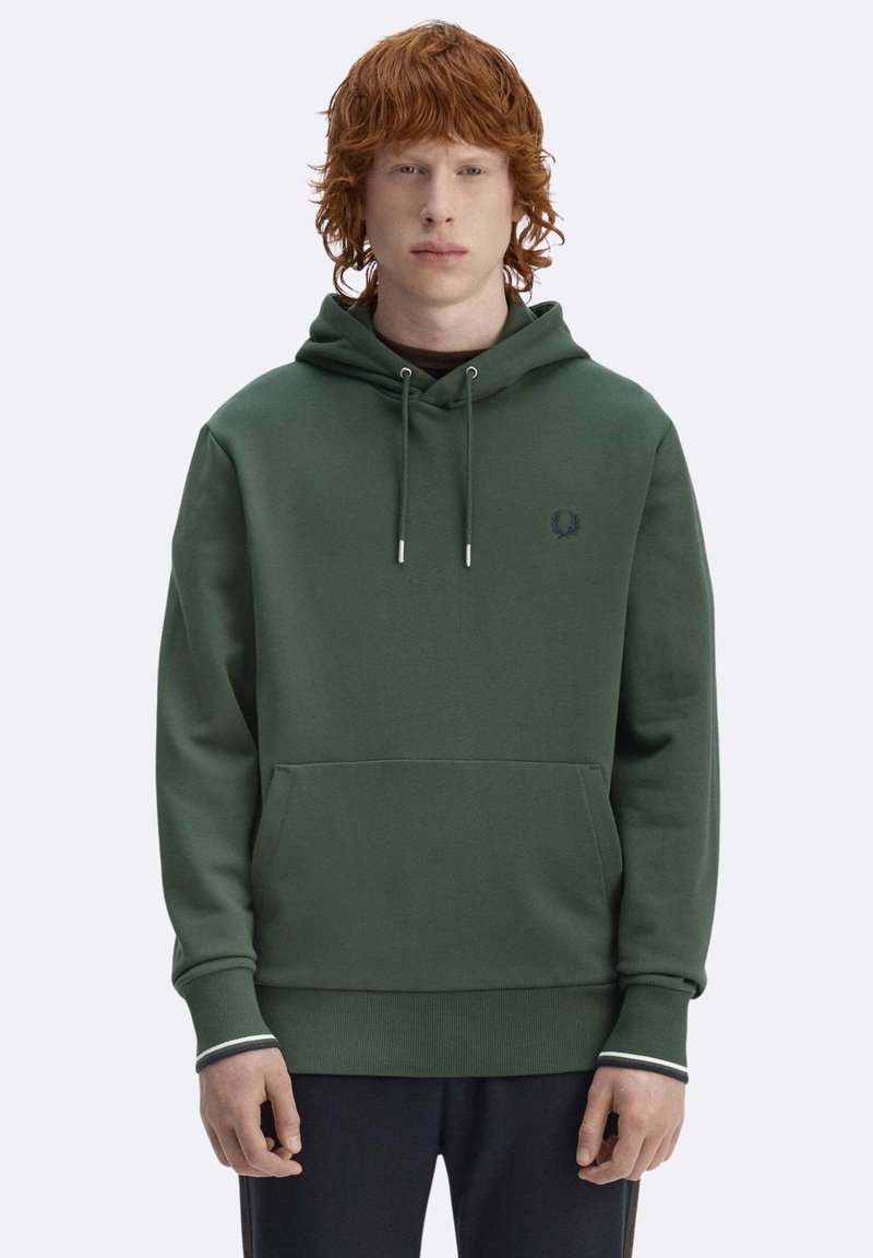 Felpa verde con cappuccio, tasca frontale e polsini a costine con un piccolo logo. Texture liscia e design minimalista.