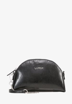 Sac bracelet en cuir noir en forme de demi-lune avec fermeture éclair argentée, détail chaîne et logo de marque "L.CREDI" à l'avant.