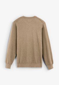 Suéter de punto beige, cuello redondo, mangas largas, puños y dobladillo acanalados, textura suave, color sólido, sin adornos ni patrones.