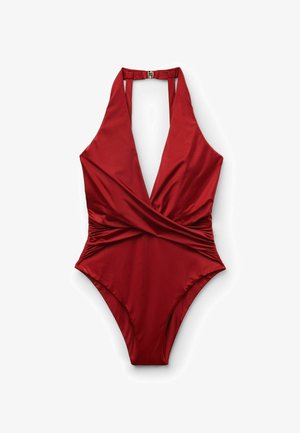 Rode eendelige badpak met een diepe halslijn, halterontwerp, geplooide zijkanten en een nauwsluitende onderkant. Gemaakt van glad, rekbaar materiaal.
