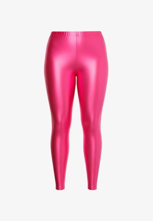 Fuchsia legging met een gladde, glanzende textuur, voorzien van een elastische tailleband en een aansluitend silhouet dat taps toeloopt bij de enkels.