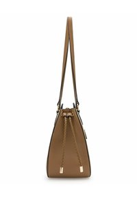 Sac seau en cuir marron avec une finition texturée, un cordon de serrage tressé et une quincaillerie dorée. Équipé de deux anses et d'une forme triangulaire.