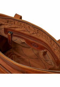 Interno di una borsa in pelle marrone con una tasca con zip. Foderato con tessuto beige che presenta un motivo a logo ripetuto. Dettagli di cucitura visibili.