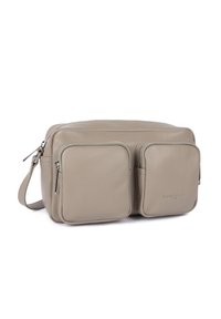 Borsa in pelle taupe con due tasche frontali con zip, un'unica tracolla regolabile e dettaglio del logo impresso. Texture liscia, forma rettangolare.