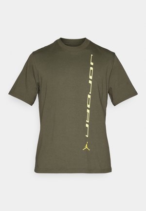 Olivegrünes T-Shirt mit kurzen Ärmeln, vertikalem gelbem "Jordan"-Text und Jumpman-Logo auf der rechten Seite.