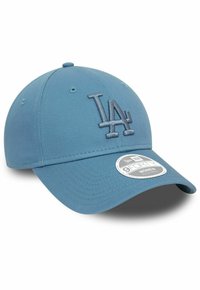 Gorra de tela azul con el logotipo bordado "LA" en un tono más oscuro. Presenta una visera curva y un ajuste ajustable, etiquetada como 9FORTY.