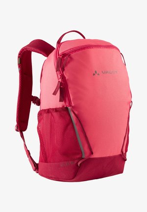 Roter und rosa Rucksack mit schlankem Design, Netzseitentasche, doppelten Reißverschlussfächern und verstellbaren gepolsterten Trägern. Vaude-Branding sichtbar.