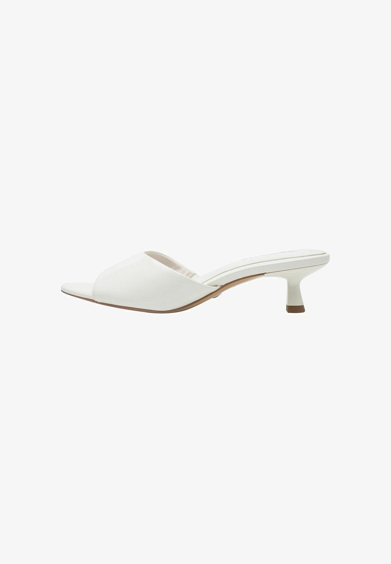 Mule blanche à bout ouvert avec petit talon kitten bas et dessus lisse, conçue pour les tenues formelles ou décontractées des femmes.