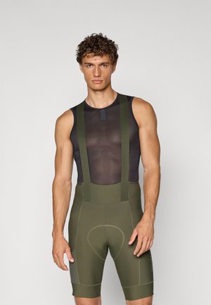 Olijfgroene bib-shorts met een zwart gaas bovenstuk. Heeft brede banden, een gevoerde zitting en een strakke pasvorm. Het materiaal lijkt soepel en rekbaar.
