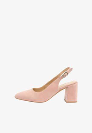 Escarpin slingback en daim rose avec bout pointu, talon bloc et bride réglable avec boucle sur fond blanc.