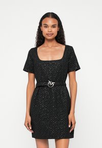 Μαύρο φόρεμα με υφή που διαθέτει τετράγωνη λαιμόκοψη, κοντά μανίκια και εφαρμοστό μέσο με μεταλλική λεπτομέρεια στο κούμπωμα.