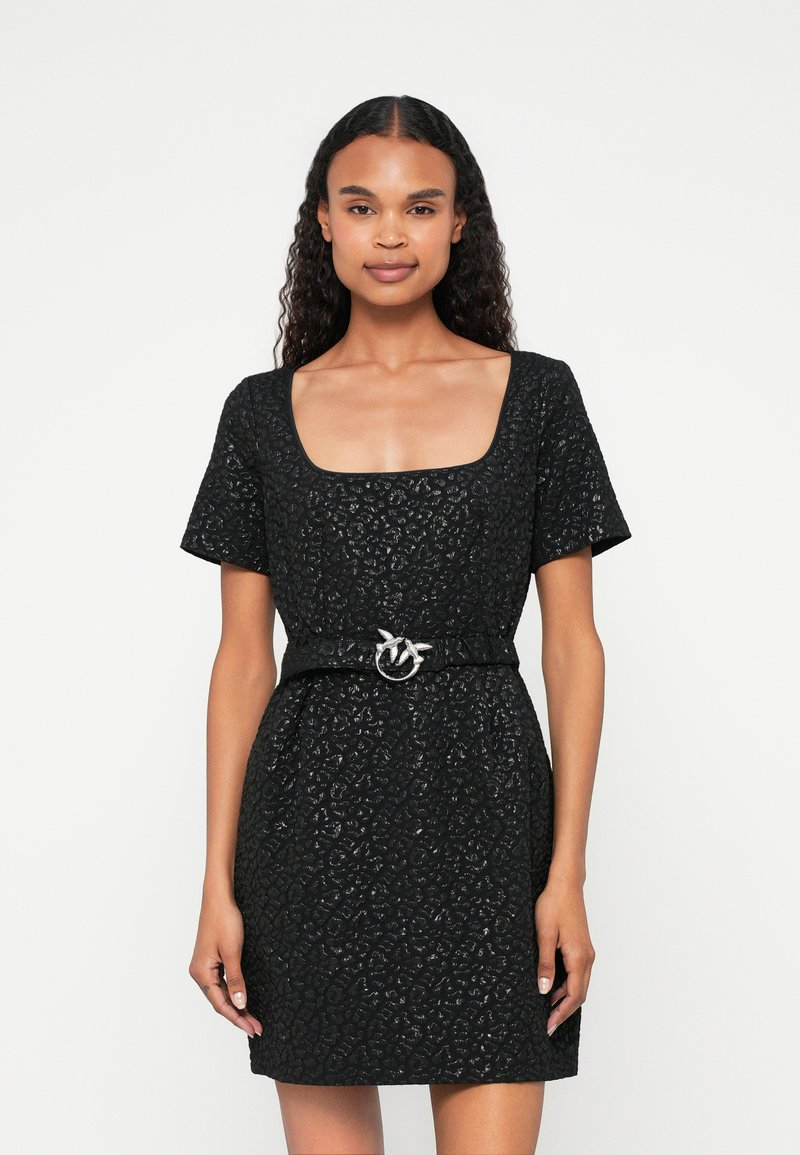 Μαύρο φόρεμα με υφή που διαθέτει τετράγωνη λαιμόκοψη, κοντά μανίκια και εφαρμοστό μέσο με μεταλλική λεπτομέρεια στο κούμπωμα.