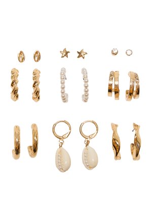 Neuf paires de boucles d'oreilles en ton or et perles comprenant des créoles torsadées, des clous en forme d'étoile, des créoles à perles, des accents en cristal et des boucles d'oreilles pendantes en coquillage sur fond blanc.