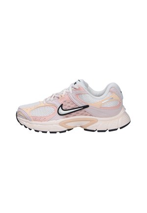 Scarpa da corsa Nike bianca e rosa pallido con swoosh nero, tomaia in mesh, suola ammortizzata e lacci, mostrata in profilo su sfondo bianco.