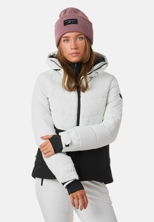 Chaqueta de invierno acolchada en gris claro y negro, con cierre frontal con cremallera, capucha fija y puños a juego. Presenta un parche del logo en la gorra.