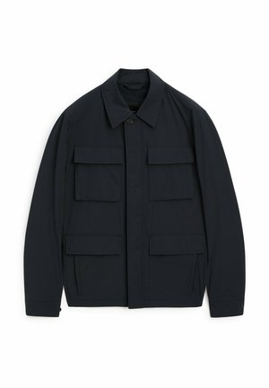 Veste bleu marine en tissu lisse ; dotée d'un col classique, de quatre poches avant et d'une fermeture à boutons. Design léger et durable.