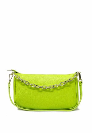 Sac à main en cuir vert lime avec une finition texturée, doté d'une bandoulière en chaîne argentée et d'une bandoulière amovible. Design élégant et rectangulaire.