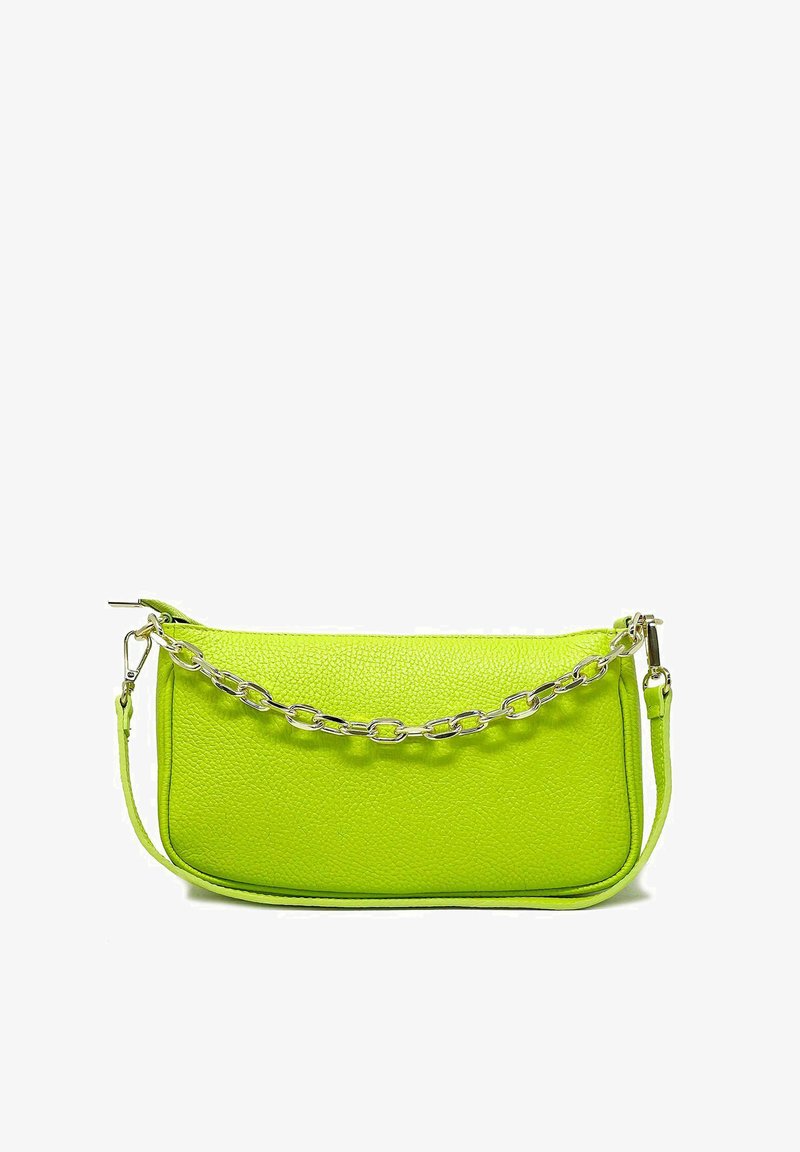 Borsa a mano in pelle verde lime con una finitura texturizzata, dotata di una tracolla in catena argentata e di una tracolla staccabile. Design elegante e rettangolare.