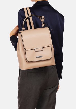 Zaino in ecopelle beige con design strutturato, manico superiore e spallacci regolabili. Presenta una patta frontale con finiture in argento.