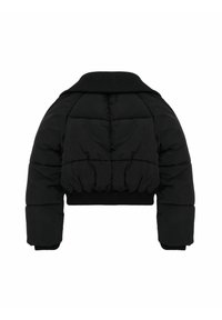 Czarna, krótka kurtka puchowa z prążkowanym kołnierzem i mankietami, wyposażona w pikowane panele, które dodają tekstury i objętości. Prosty, monochromatyczny styl.
