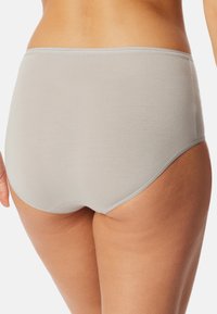 Grau, vollflächige Unterwäsche aus weichem Stoff. Mit einem glatten Bund und nahtlosen Kanten für Komfort und eine diskrete Passform.