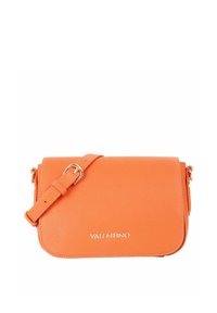 Sac bandoulière en cuir orange avec une finition texturée, forme rectangulaire, sangle réglable et détails en métal doré. Présente un logo à l'avant.