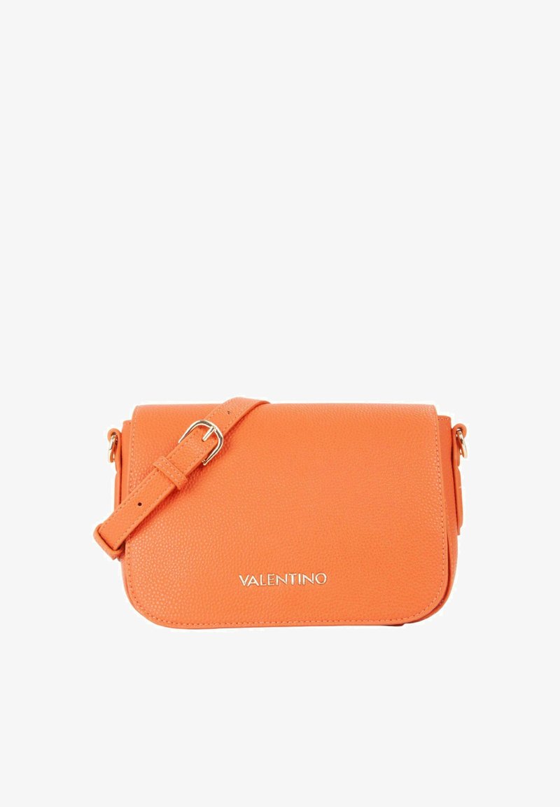 Sac bandoulière en cuir orange avec une finition texturée, forme rectangulaire, sangle réglable et détails en métal doré. Présente un logo à l'avant.