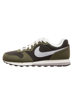 Czarno-oliwkowy sneaker Nike z białym logo swoosh, białymi sznurowadłami oraz białą i czarną podeszwą, widziany z boku.