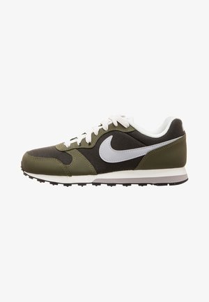 Scarpa Nike nera e verde oliva con logo swoosh bianco, lacci bianchi e suola bianca e nera, vista di lato.