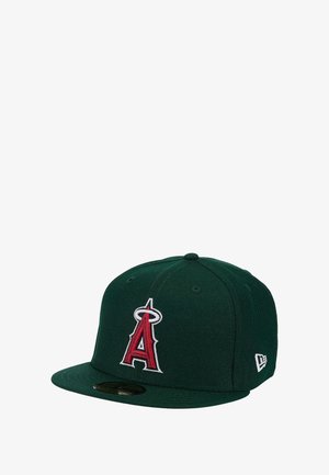 Grüne Mütze mit flachem Schirm und einem gestickten roten und weißen "A"-Logo mit Halo. Verfügt über ein strukturiertes Design und sechs Lüftungslöcher.