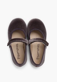 Zapatos de terciopelo oscuro con punta redonda, con una tira plana en la parte superior. Suave forro interior, plantilla de marca y diseño minimalista.