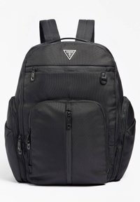 Zaino nero con numerose tasche con cerniera, spallacci imbottiti, tessuto testurizzato e un logo triangolare nella parte superiore anteriore.