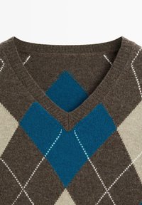Brun argyletröja med V-ringning, prydd med ljus beige och turkosa diamantmönster, texturerad stickning och vita accentstygn.
