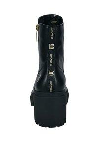 Czarne botki za kostkę wykonane z syntetycznej skóry z masywnym platformowym obcasem, bocznym zamkiem błyskawicznym oraz teksturowanym tyłem z oryginalnym paskiem.