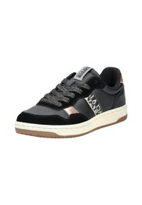 Sneaker nere con una parte superiore in suede e sintetico, caratterizzate da accenti metallici, lacci testurizzati e una suola in gomma con battistrada color gomma.