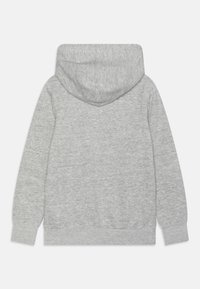 Felpa grigia realizzata in tessuto morbido, con cappuccio regolabile, polsini a costine e orlo. Presenta una vestibilità rilassata e un design minimalista.