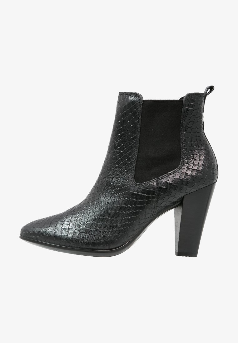 Bottine noire à bout pointu, motif texturé imitation peau de serpent, panneau latéral élastique, languette de tirage et talon haut épais.