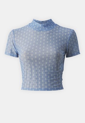 Haut cropped bleu en tissu extensible et transparent, comportant un motif logo répétitif et un col haut avec des manches courtes.