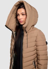 Beige Puffer-Jacke mit großer Kapuze, Reißverschluss vorne und geripptem Textil. Verfügt über ein reflektierendes Innenfutter und verstellbare Kordeln für die Passform.