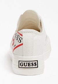 Guess NIKOLA LOGODREIECK - Sneakers basse - weiß