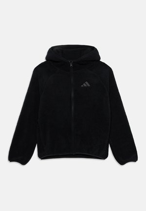 Czarna bluza polarowa z kapturem i zamkiem błyskawicznym, z długimi rękawami oraz małym odblaskowym logo Adidas na lewej piersi.
