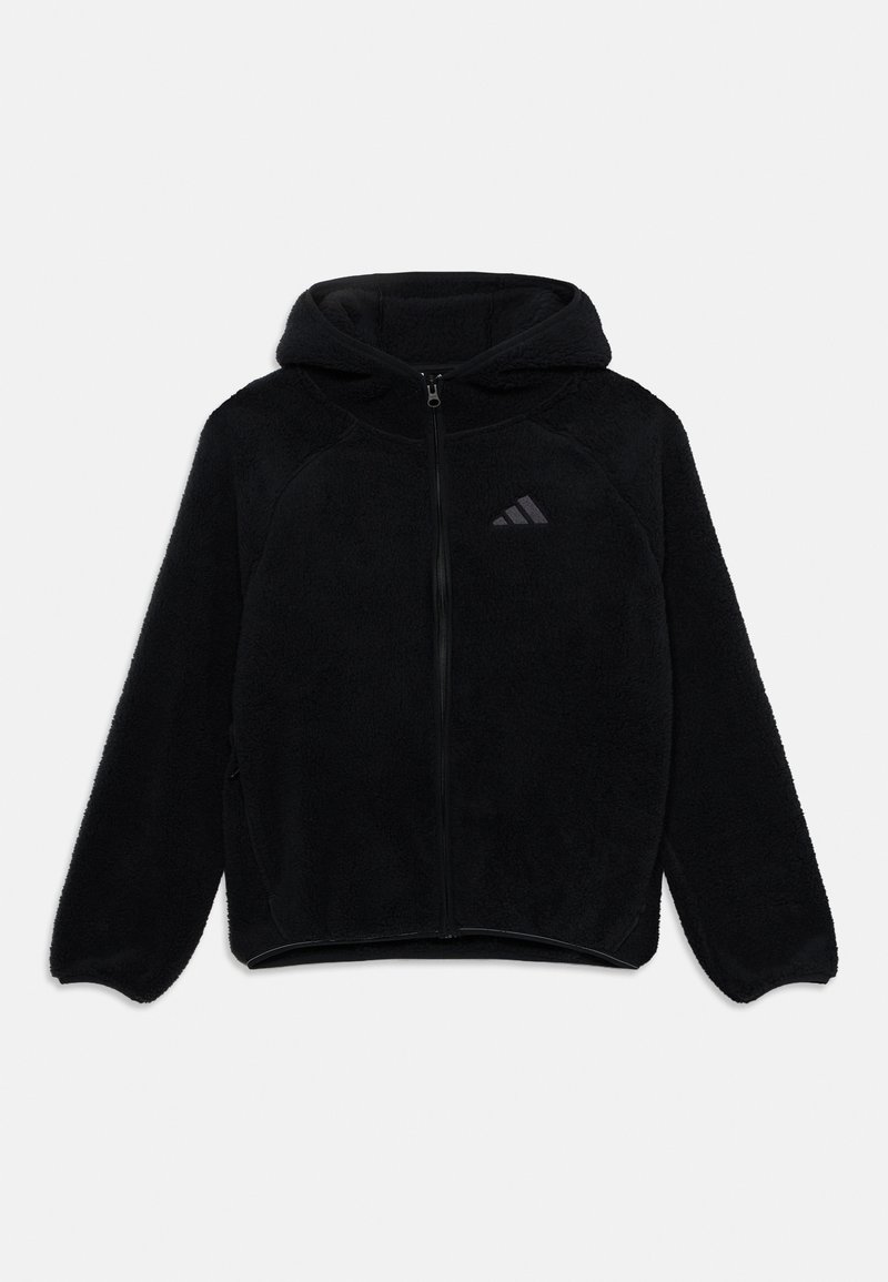 Zwarte fleecejack met capuchon en rits, lange mouwen en een klein reflecterend Adidas-logo op de linkerborst.