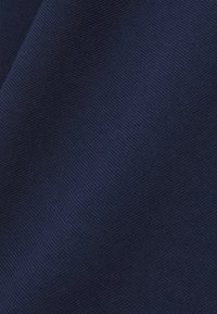 Tissu bleu marine avec une texture lisse et tissée ; présente un motif homogène et serré sur toute la surface.