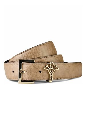 Cinturón de cuero marrón claro con textura, hebilla rectangular dorada y adorno decorativo dorado en forma de árbol, enrollado sobre fondo blanco.